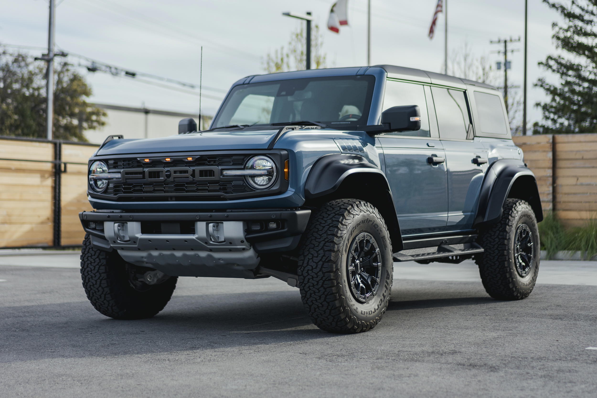 https://issimi-vehicles-cdn.b-cdn.net/publicamlvehiclemanagement/VehicleDetails/651/timestamped-1727204718857-2023-Ford-Bronco-Raptor (2).jpg